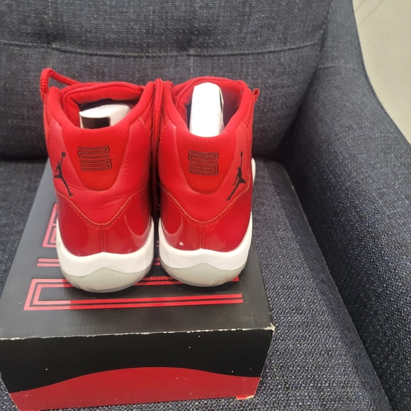 I am selling air Jordan 11s red and they are size 12 - Picture 2 of 3